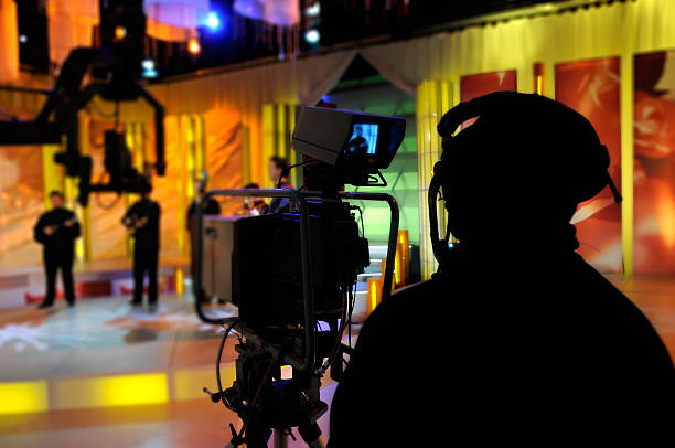 cameraman dossiers indiquent dans un studio de télévision - television camera photos et images de collection