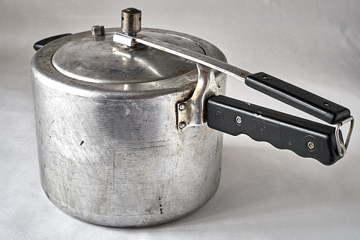 pressure cooker with traces of long-term use