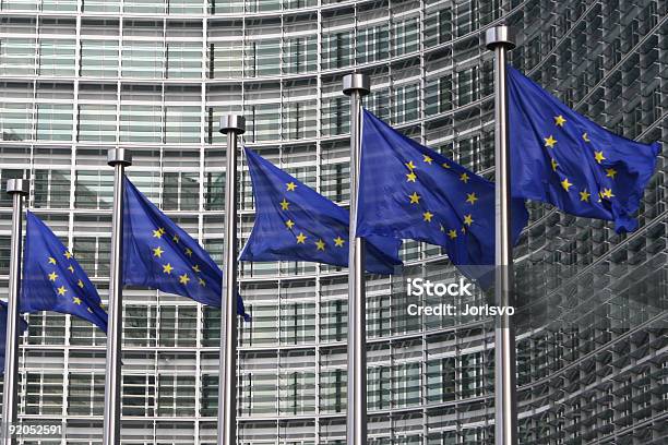 ブリュッセルではヨーロッパの国旗 - 欧州議会のストックフォトや画像を多数ご用意 - 欧州議会, 外壁, ブリュッセル首都圏地域