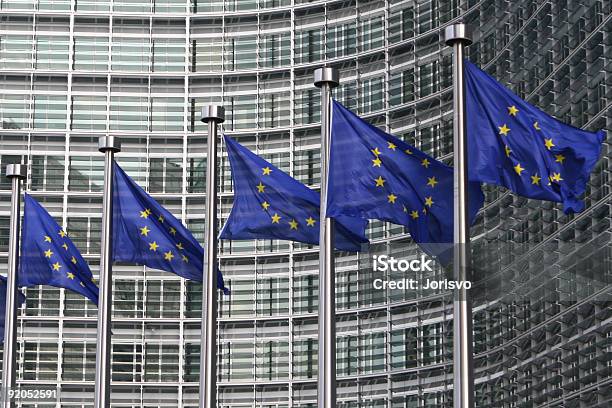 Bandeiras Europeias Em Bruxelas - Fotografias de stock e mais imagens de Parlamento Europeu - Parlamento Europeu, Exterior de edifício, Comissão Europeia