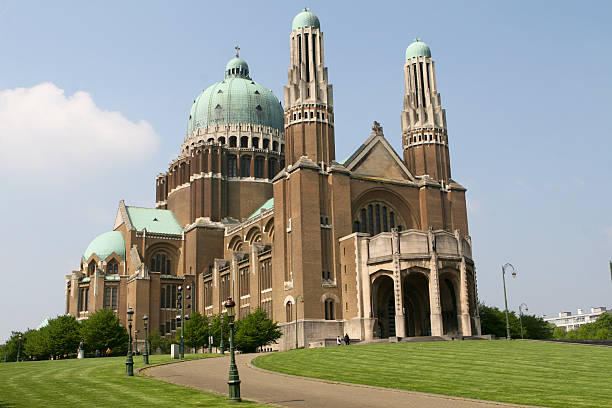 zur nationalbasilika des heiligen herzens in koekelberg in brüssel - brussels basilica stock-fotos und bilder