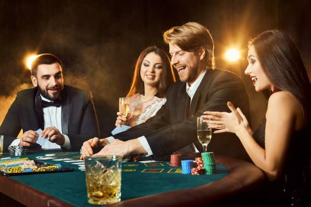 カジノでギャンブルのアッパー クラスの友人 - political party concepts glamour friendship ストックフォトと画像