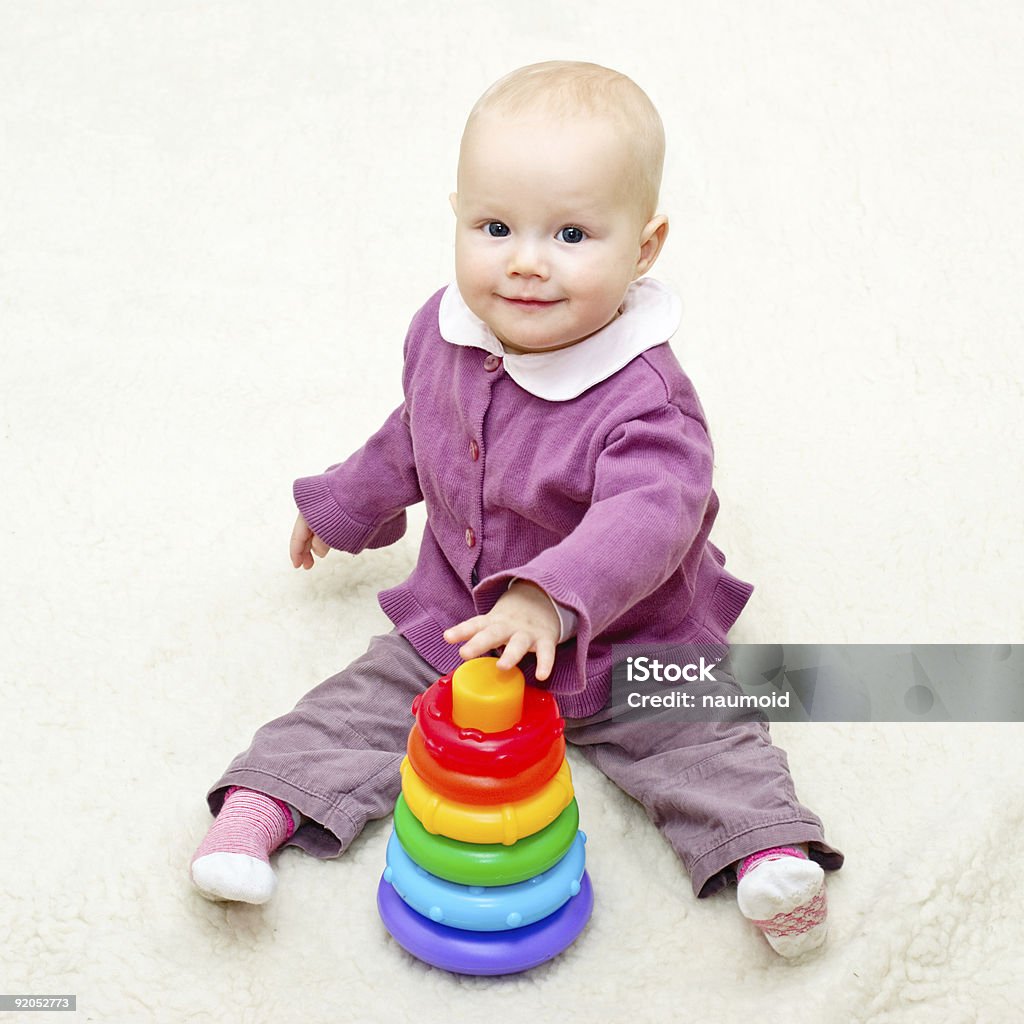 Bébé avec Pyramide de couleur - Photo de Activité libre de droits