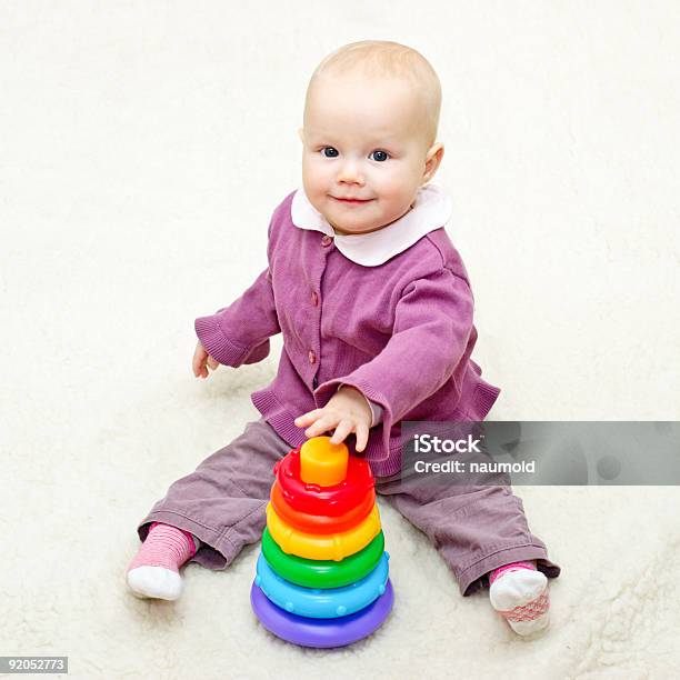 Foto de Bebê Com Cor Pirâmide e mais fotos de stock de Aprender - Aprender, Atividade, Bebê