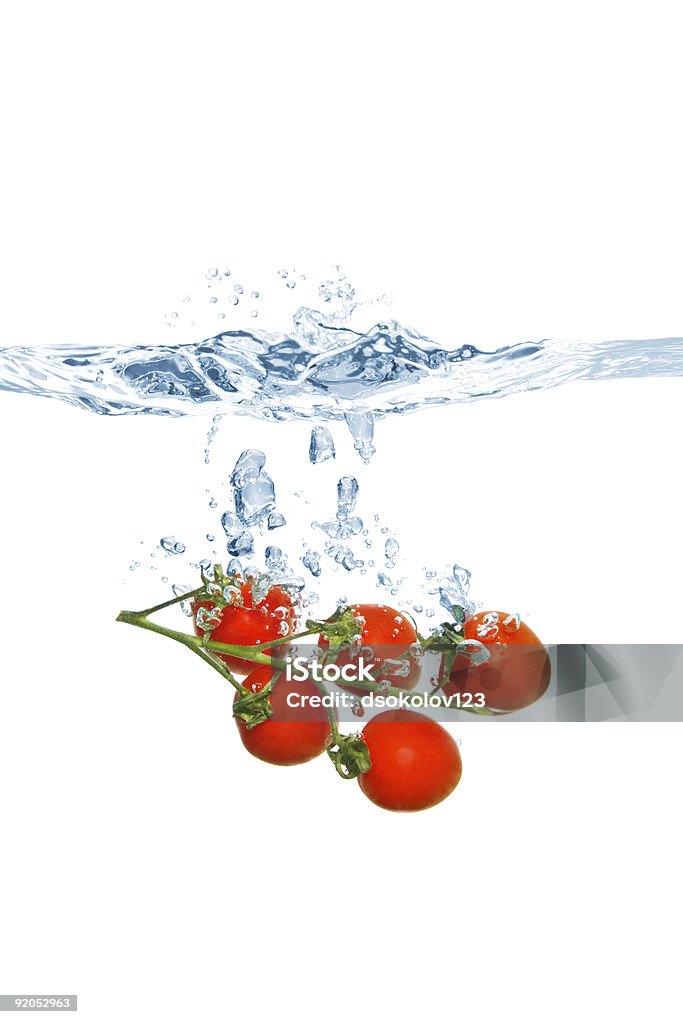 체리 토마토 떨어지는 물에 - 로열티 프리 0명 스톡 사진