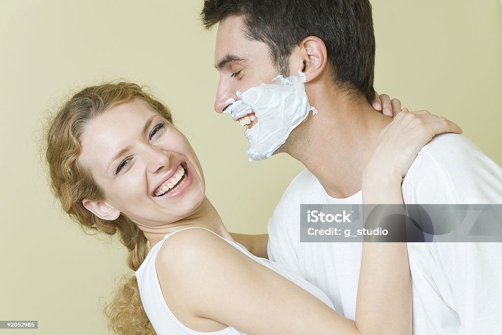 amorous Pareja joven teniendo un divertido juntos en casa - Foto de stock de Adulto libre de derechos