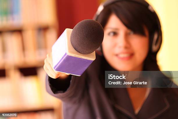 Repórter De Televisão Entrevistas - Fotografias de stock e mais imagens de Entrevista - Evento - Entrevista - Evento, Microfone, Mulheres