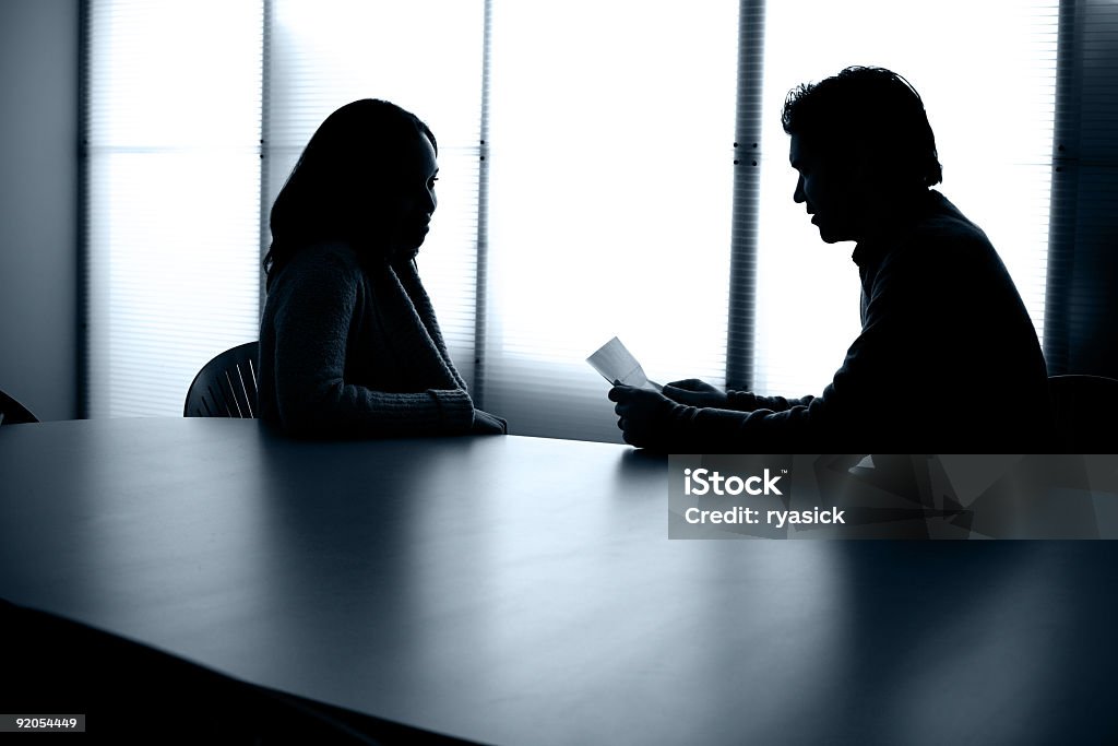 Contre-jour les gens assis à Table de conférence et de réunion de bureau d'entretien - Photo de Silhouette - Contre-jour libre de droits