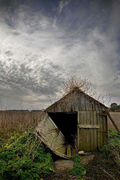 Garagem abandonada - fotografia de stock