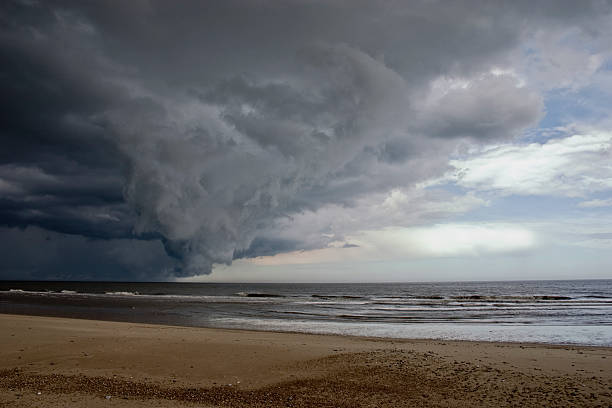 Nubes de tormenta sobre el Mar del Norte - foto de stock