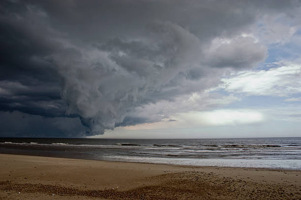Nuvens de tempestade no mar do Norte - foto de acervo