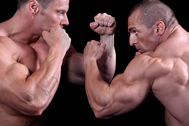 dos personas especulando muscular lucha - ultimate fighting fotografías e imágenes de stock