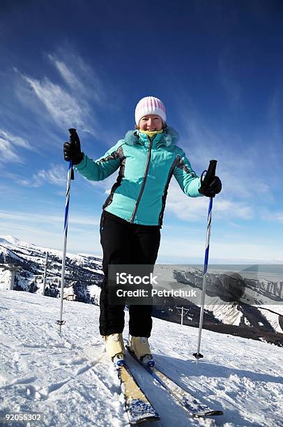 Ski Donna Con Mountain Resort - Fotografie stock e altre immagini di Adulto - Adulto, Allegro, Ambientazione esterna