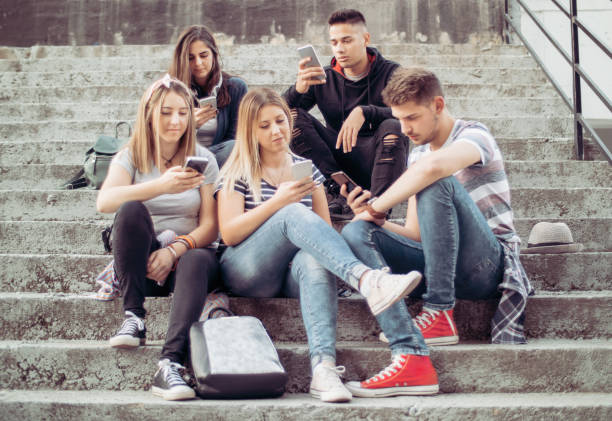 istock People Obsessed With Their Smartphones 920554694