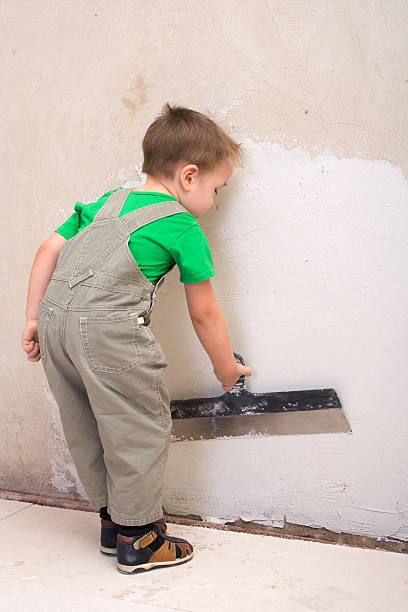 ragazzino plasterer - plaster plasterer work tool child foto e immagini stock