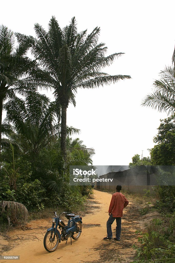 Homem africano na estrada - Foto de stock de Aldeia royalty-free