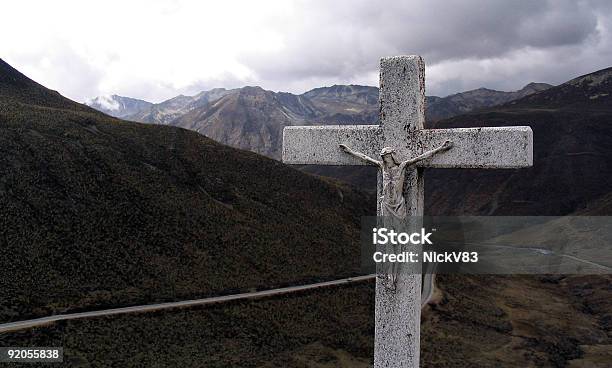 Croce Con Jezus In Un Paesaggio Di Montagna - Fotografie stock e altre immagini di Croce religiosa - Croce religiosa, Gesù Cristo, Unghia