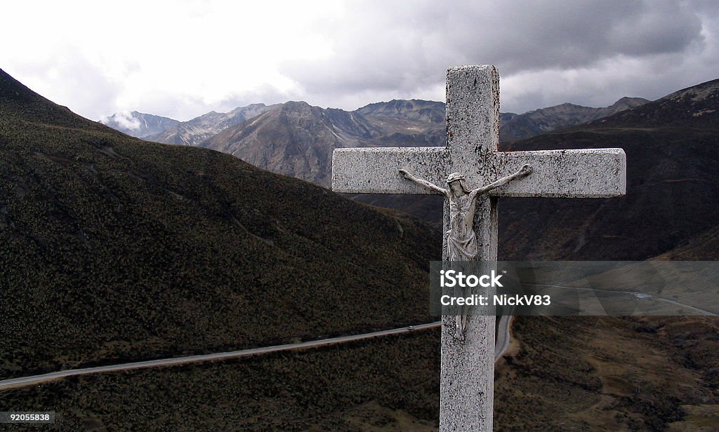 Cross com Jezus na paisagem montanhosa - Foto de stock de Cruz - Objeto religioso royalty-free