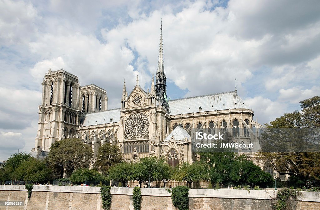 Notre-Dame extérieur avec nuages - Photo de Arc - Élément architectural libre de droits