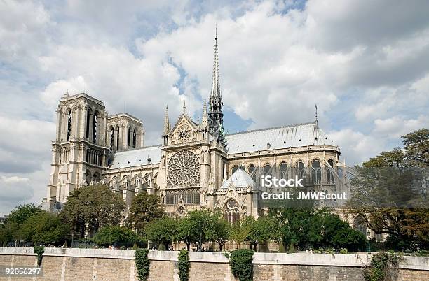 Photo libre de droit de Notredame Extérieur Avec Nuages banque d'images et plus d'images libres de droit de Arc - Élément architectural - Arc - Élément architectural, Basilique, Bâtiment vu de l'extérieur