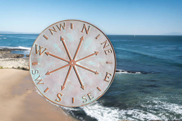 stary metalowy kompas wyizolowany na tle oceanu - compass exploration the way forward beach zdjęcia i obrazy z banku zdjęć