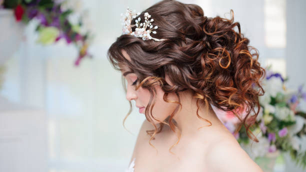 portrait of beautiful bride in wedding dress - hairstyle imagens e fotografias de stock