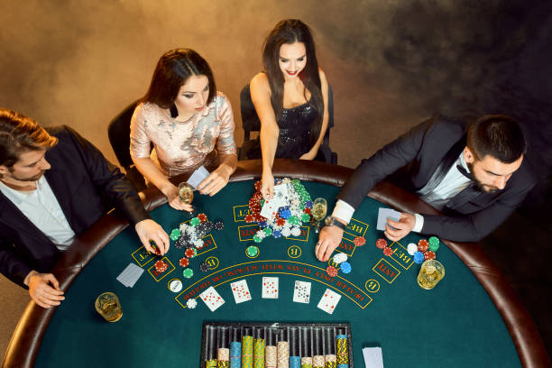 poker players sitting around a table at a casino. top view - smiling casino human hand beautiful imagens e fotografias de stock