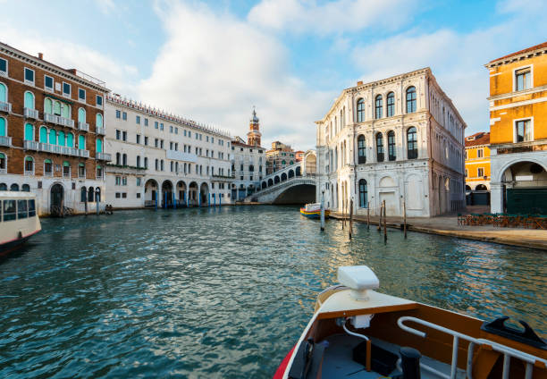 łódź na kanale grande, wenecja - venice italy italy arch bridge nautical vessel zdjęcia i obrazy z banku zdjęć