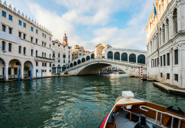 boat on grand canal, venice - venice italy rialto bridge italy gondola imagens e fotografias de stock