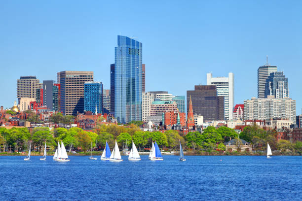 парусный спорт на реке чарльз в бостоне - boston charles river city skyline стоковые фото и изображения