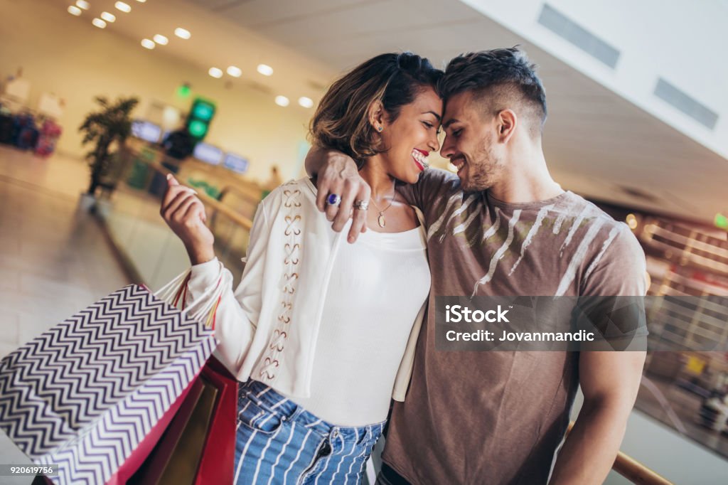 Junge Brautpaar nach dem Einkauf hält eine Taschen schauen - Lizenzfrei Attraktive Frau Stock-Foto