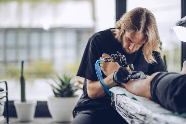 istock Artist making tattoo on man's leg 920651414