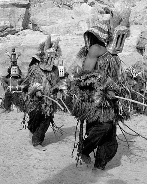 dogon tänzer mit kaninchen-masken - dogon tribe stock-fotos und bilder