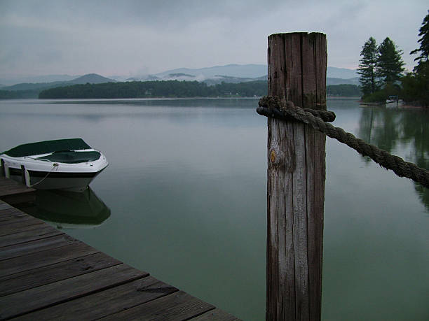 美しい湖の後、夕暮れ時は雨のようです。 ストックフォト