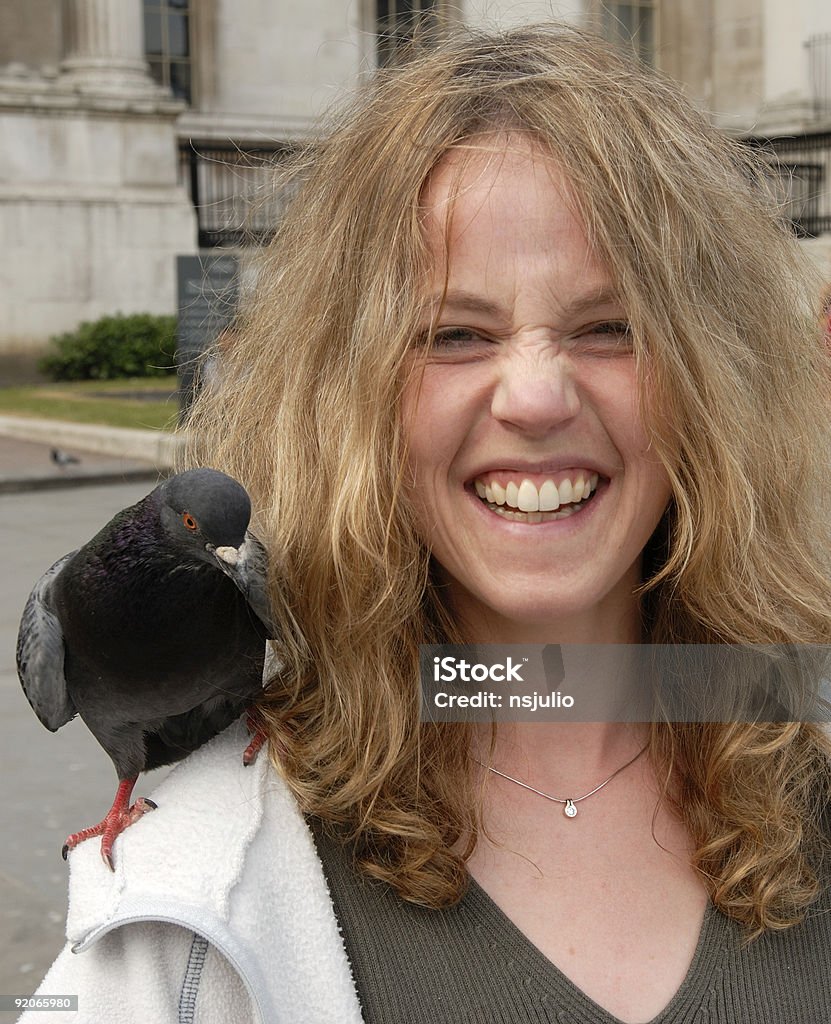 lady com pombos em shoulder1 - Foto de stock de Fotografia - Imagem royalty-free