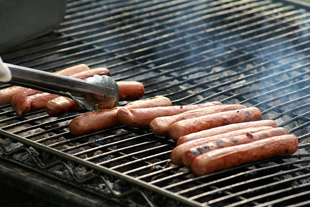 hotdogs のグリル - grilled broiling outdoors horizontal ストックフォトと画像