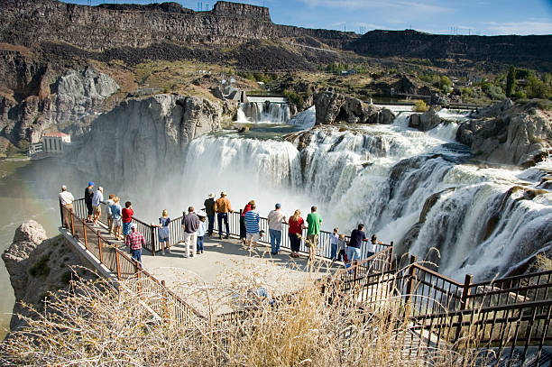 z widokiem na wodospad shoshone falls - shoshone falls zdjęcia i obrazy z banku zdjęć