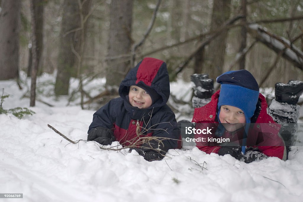 Garçon jouant dans la neige - Photo de Jouer libre de droits