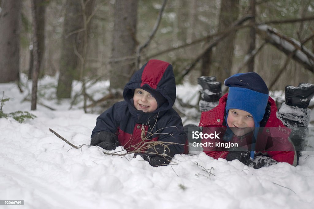 Meninos brincando na Neve - Royalty-free Brincalhão Foto de stock