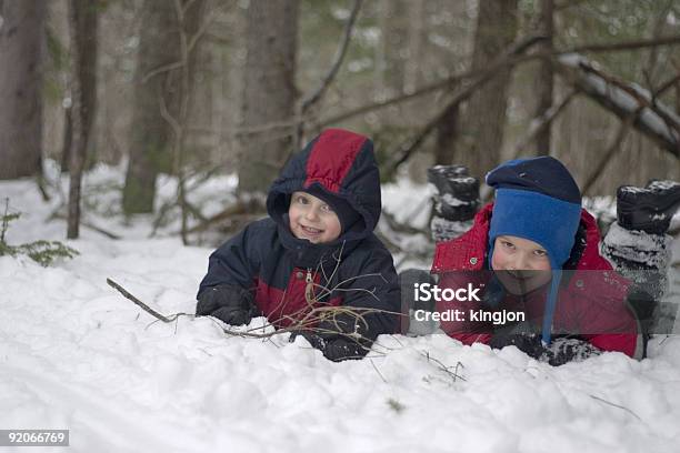 Meninos Brincando Na Neve - Fotografias de stock e mais imagens de Brincalhão - Brincalhão, Brincar, Neve