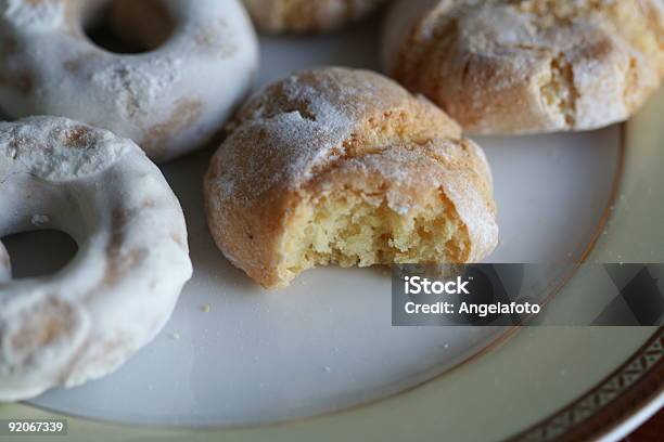 Comer Biscuit Foto de stock y más banco de imágenes de Alimento - Alimento, Carquiñol, Color - Tipo de imagen