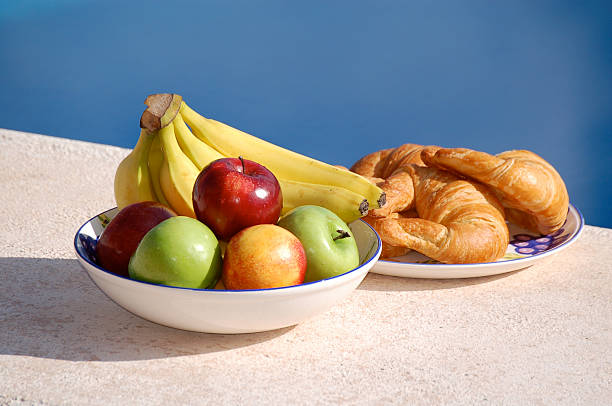 Frutas e croissants com piscina - foto de acervo