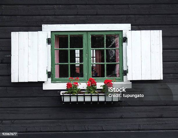 Dekorative Fenster Hölzerne Kabine Stockfoto und mehr Bilder von Fenster - Fenster, Landhaus, Offen - Allgemeine Beschaffenheit