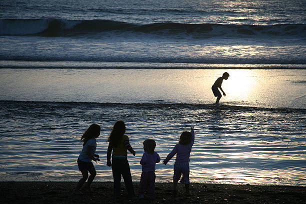 Crianças na praia - foto de acervo