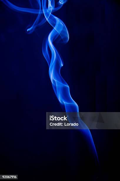 Fumaça De Cigarro - Fotografias de stock e mais imagens de Abstrato - Abstrato, Acender, Azul