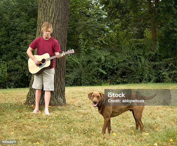 Junge Und Hund Stockfoto und mehr Bilder von Chesapeake-Bay-Retriever - Chesapeake-Bay-Retriever, Kind, Akustikgitarre