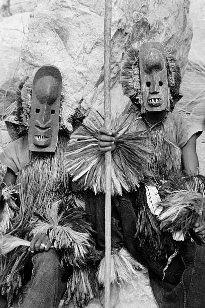 dogon tänzer-zwei mit offenes masken (b/w - dogon tribe stock-fotos und bilder