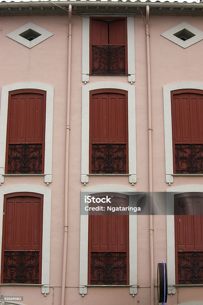 Rosa fachada com persianas vermelho - Royalty-free Andar do edifício Foto de stock