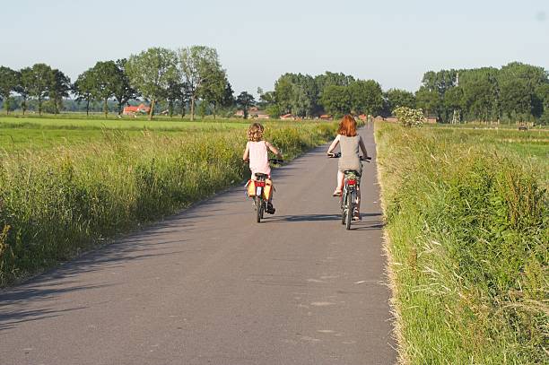 irmãs ciclismo na holanda - swinging sister family child - fotografias e filmes do acervo