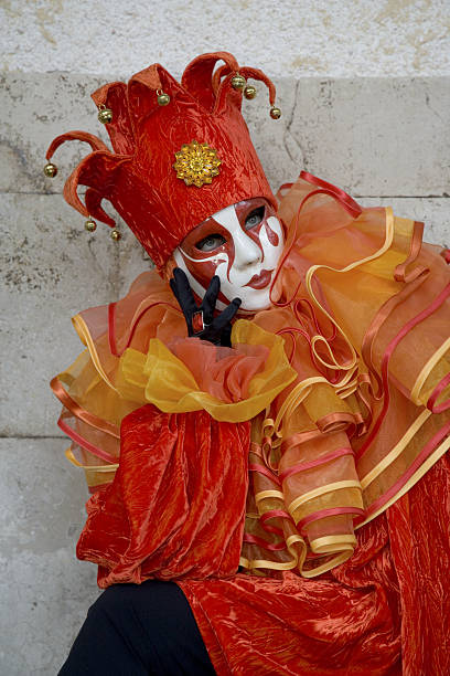 雌マスク、レッドの harlequin の衣装にベニスのカーニバル - jester harlequin venice carnival mask ストックフォトと画像